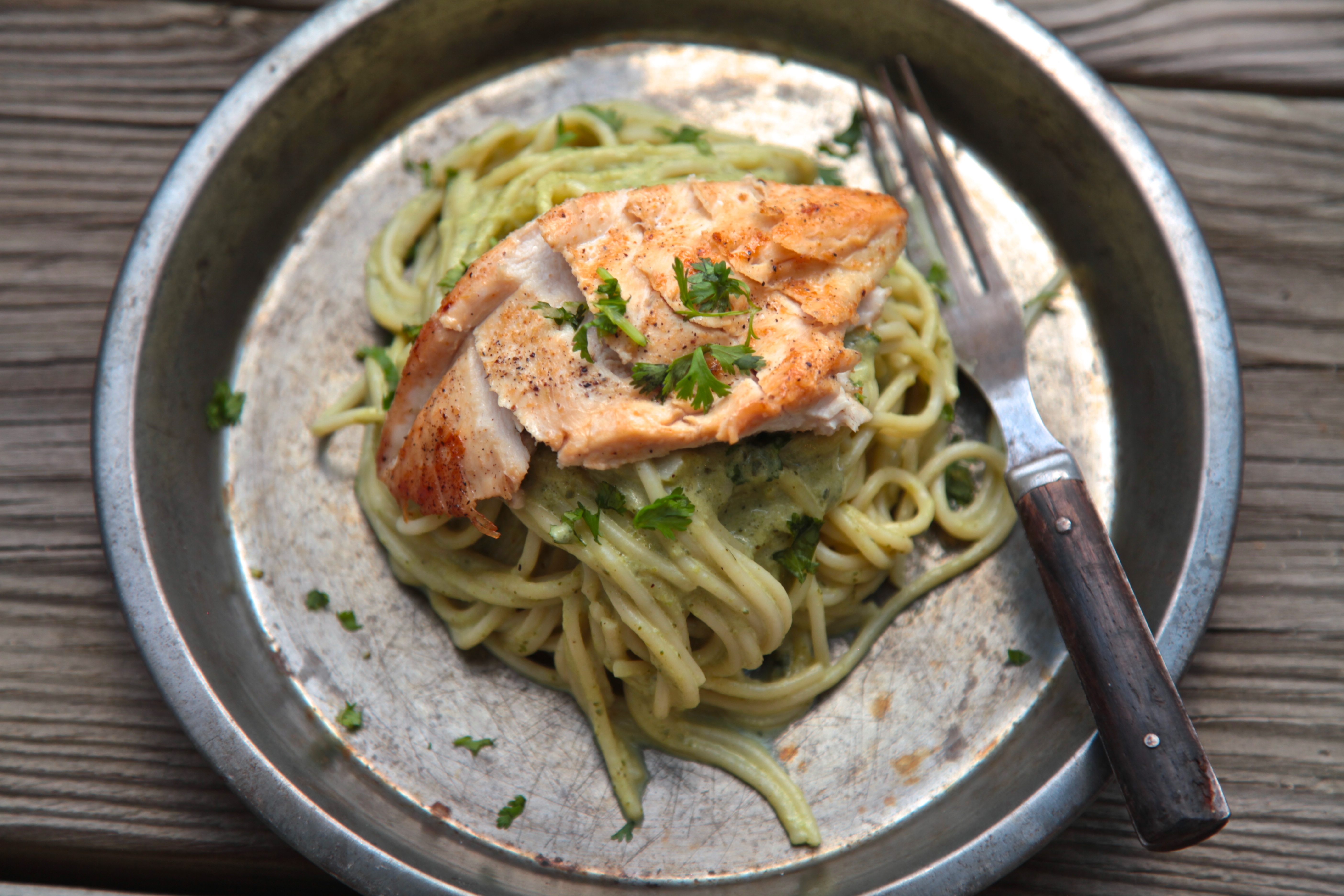 Green spaghetti with chicken